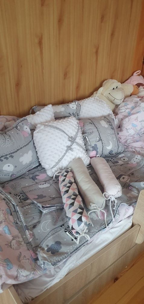 Pościel + poduszki/ochroniacze do łóżeczka