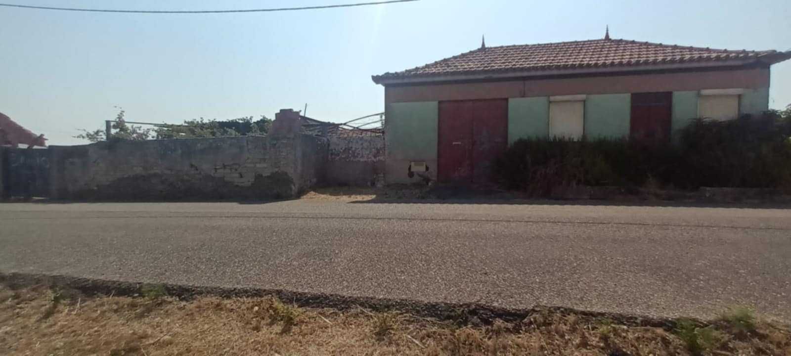 Moradia antiga com terreno