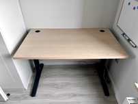 Biurko na nogach metalowych 120/70/28 klon/czarny