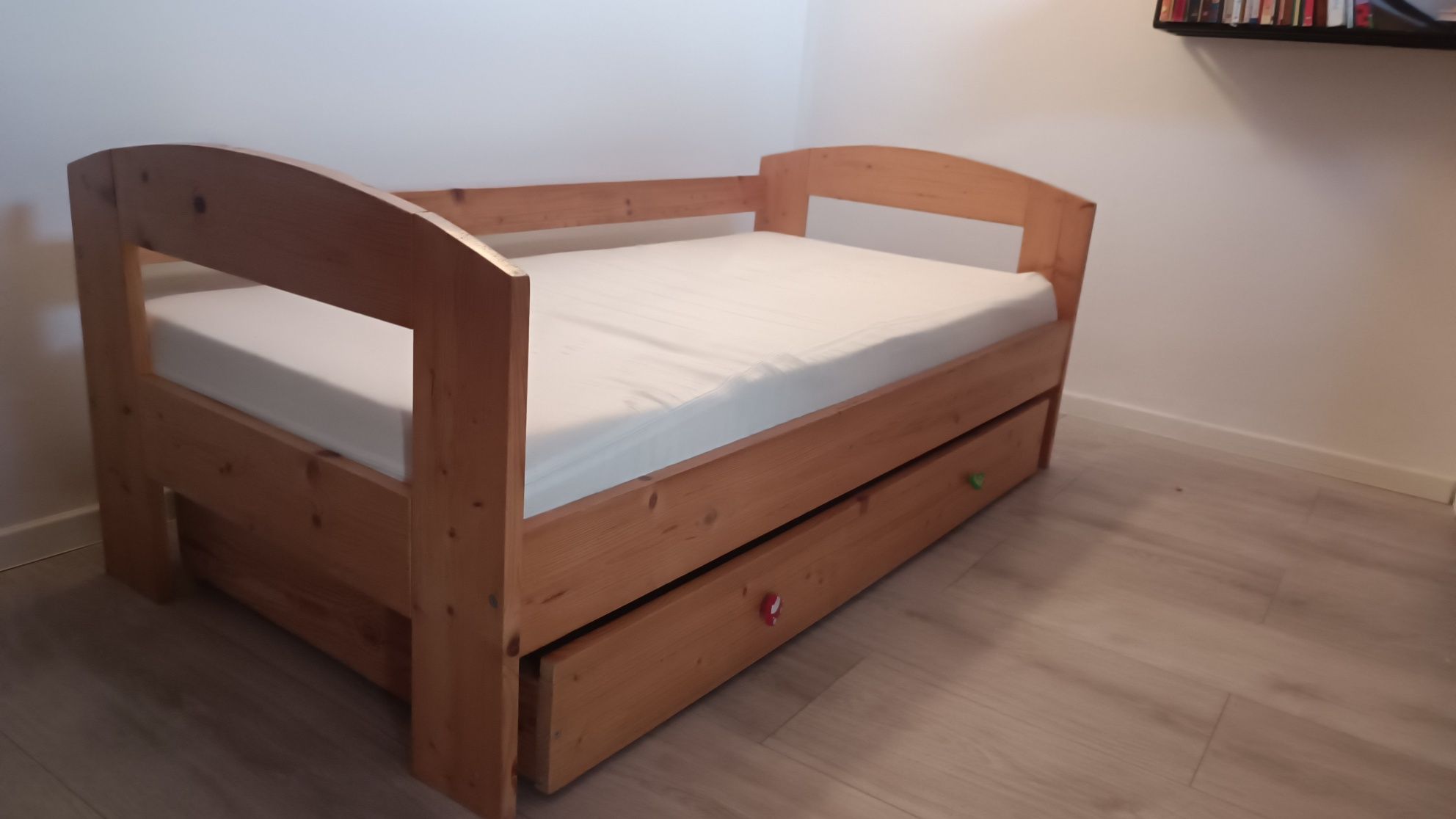 Drewniane solidne łóżeczko dziecięce