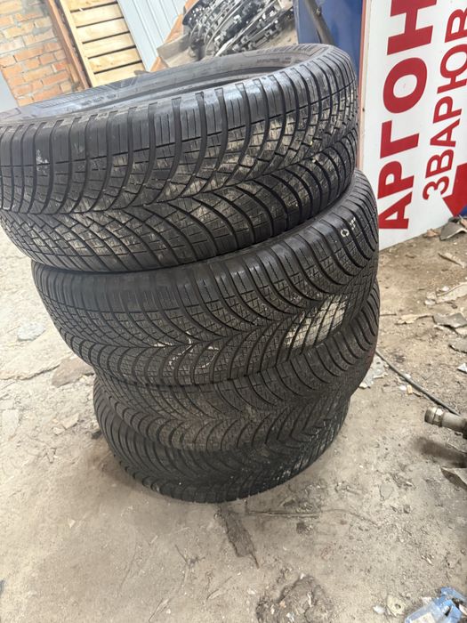 225/55/18 Goodyear Vector 2023 зимові мякі як нові