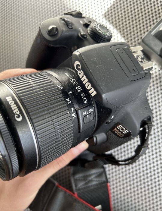 СРОЧНО ПРОДАМ Фотоапарат камера + обєктив Canon EOS 700D 18-55mm