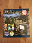 Solarna lampa ścienna z czujnikiem ruchu