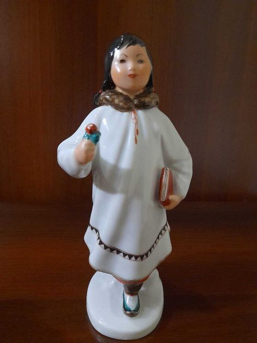 Статуэтка - Якутская девочка с книгой и цветком