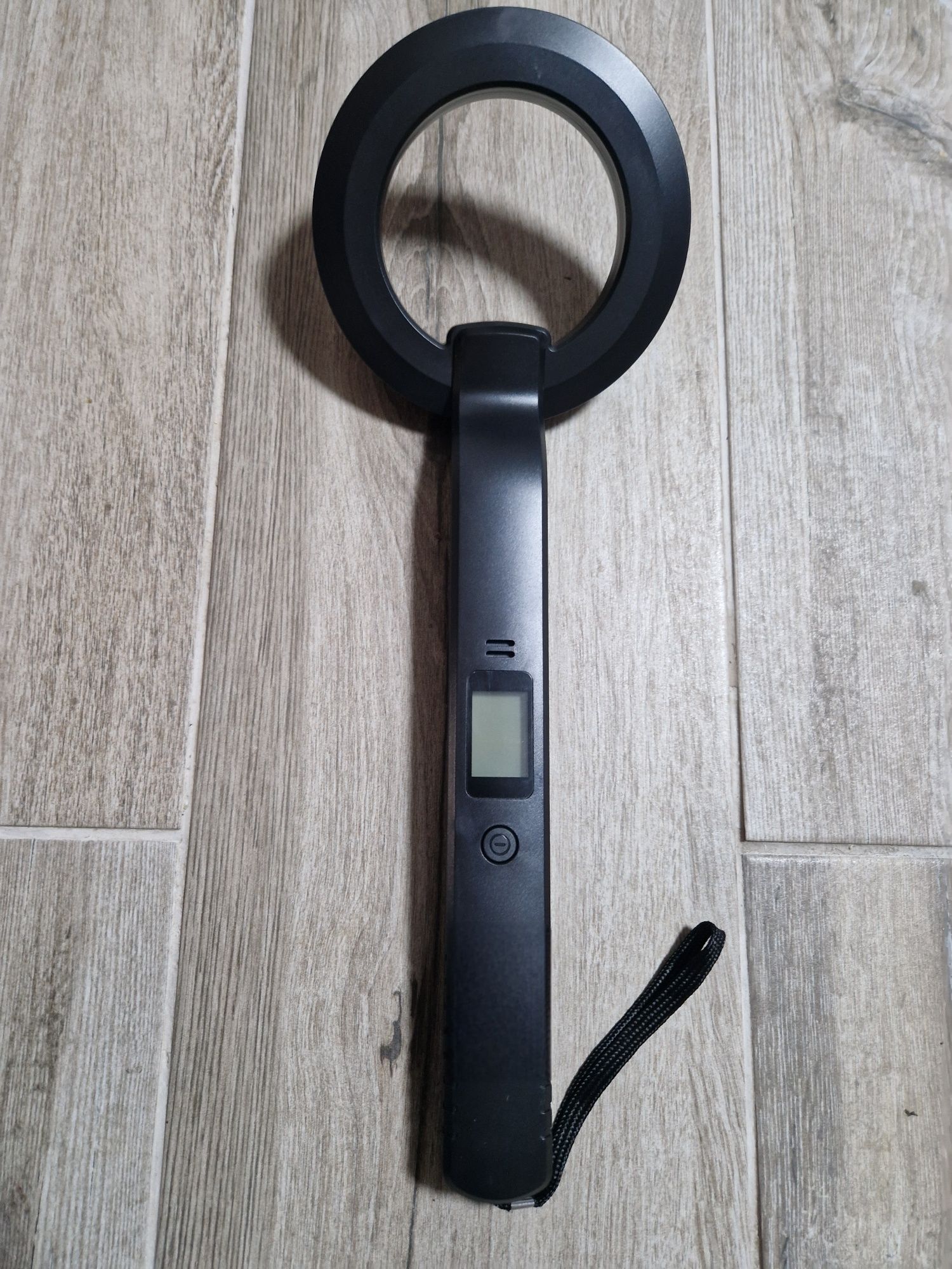 Detector de metais profissional e tesouros.  Novo