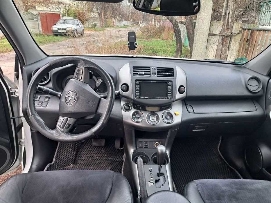 Toyota RAV4 біла