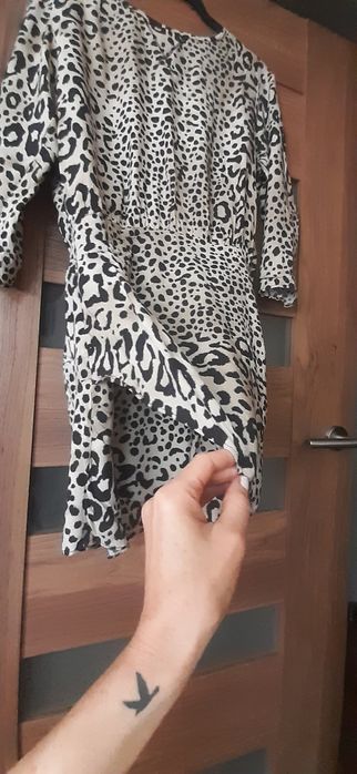 Sukienka w zwierzęcy deseń Zara