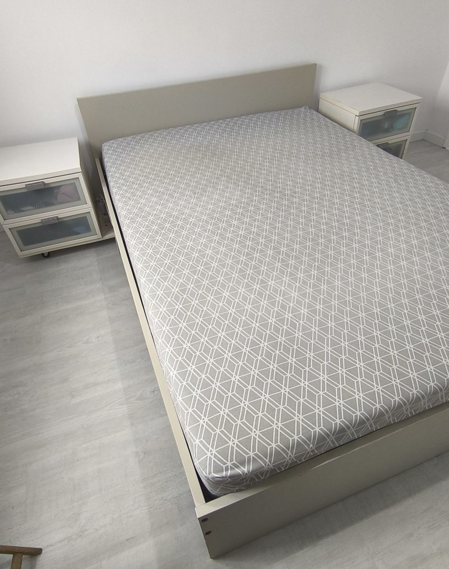 Cama casal (sem colchão) + 2 mesas de cabeceira – €50 + €20