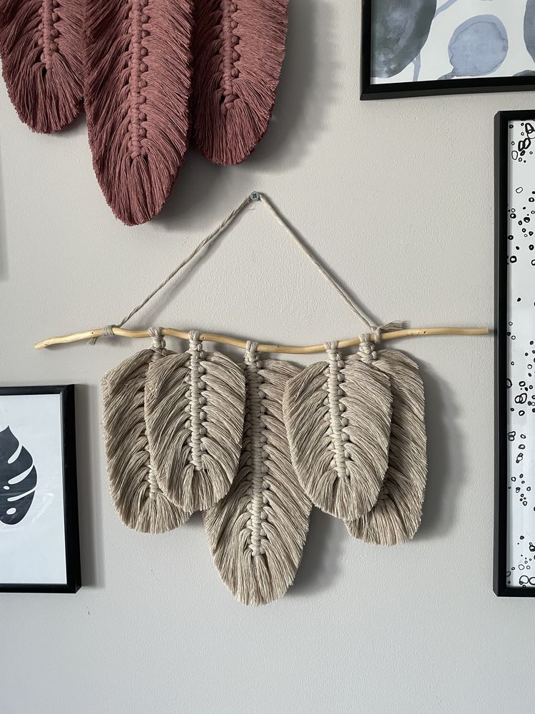 Pióra piorka na kiju galezi liscie listki makrama boho drewno loft