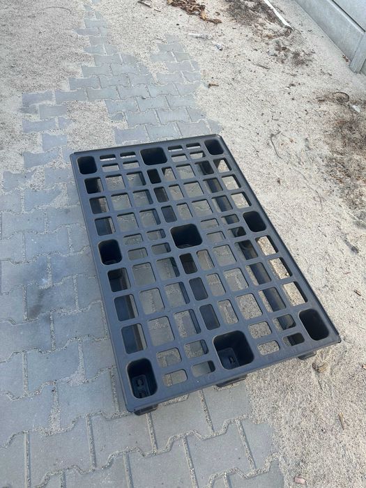 Palety plastikowe 120x80/ AŻUROWA NA PŁOZACH/ PAL4 UŻYWANA