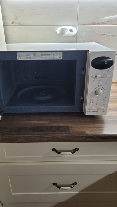 Мікрохвильова піч Samsung C100R з грилем та конвекцією.