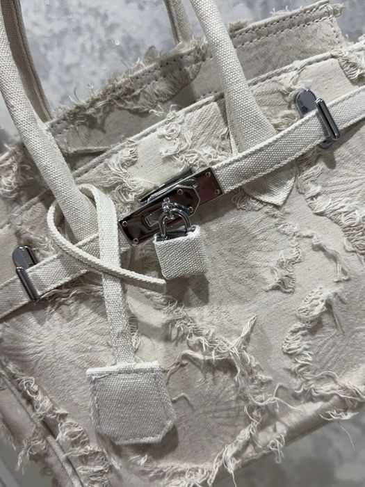 Біла сумна у неймовірному стилі