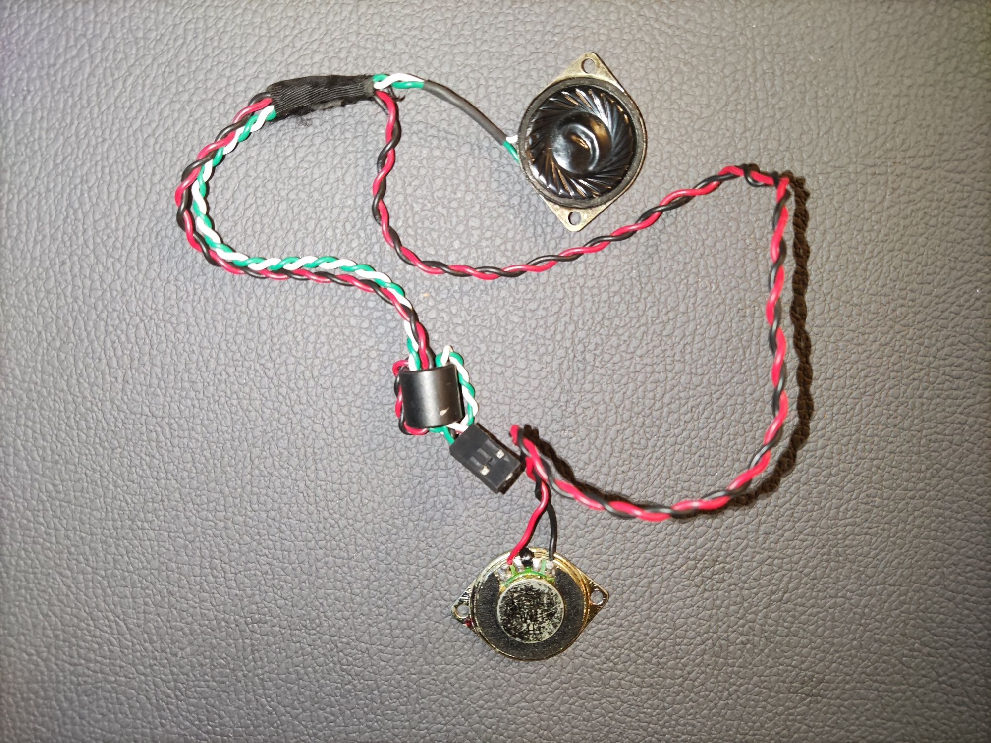 głośnik mini z przewodami i złączem