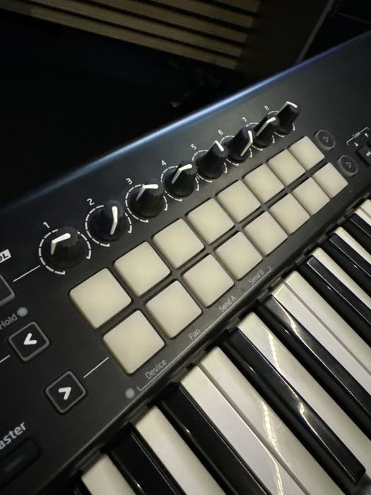 Teclado midi novation launchkey 61