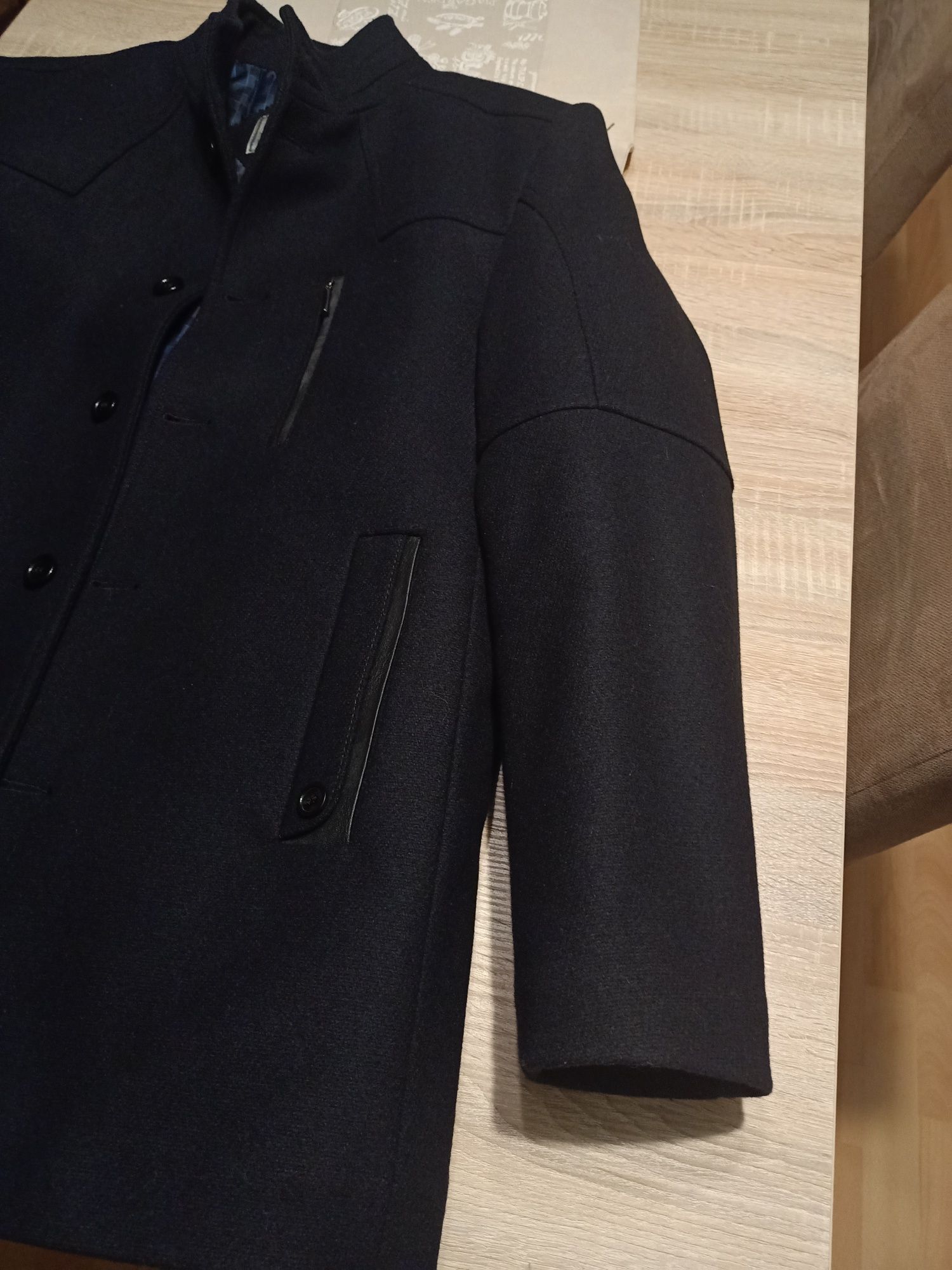 Płaszcz męski rozmiar L w kolorze czarnym.