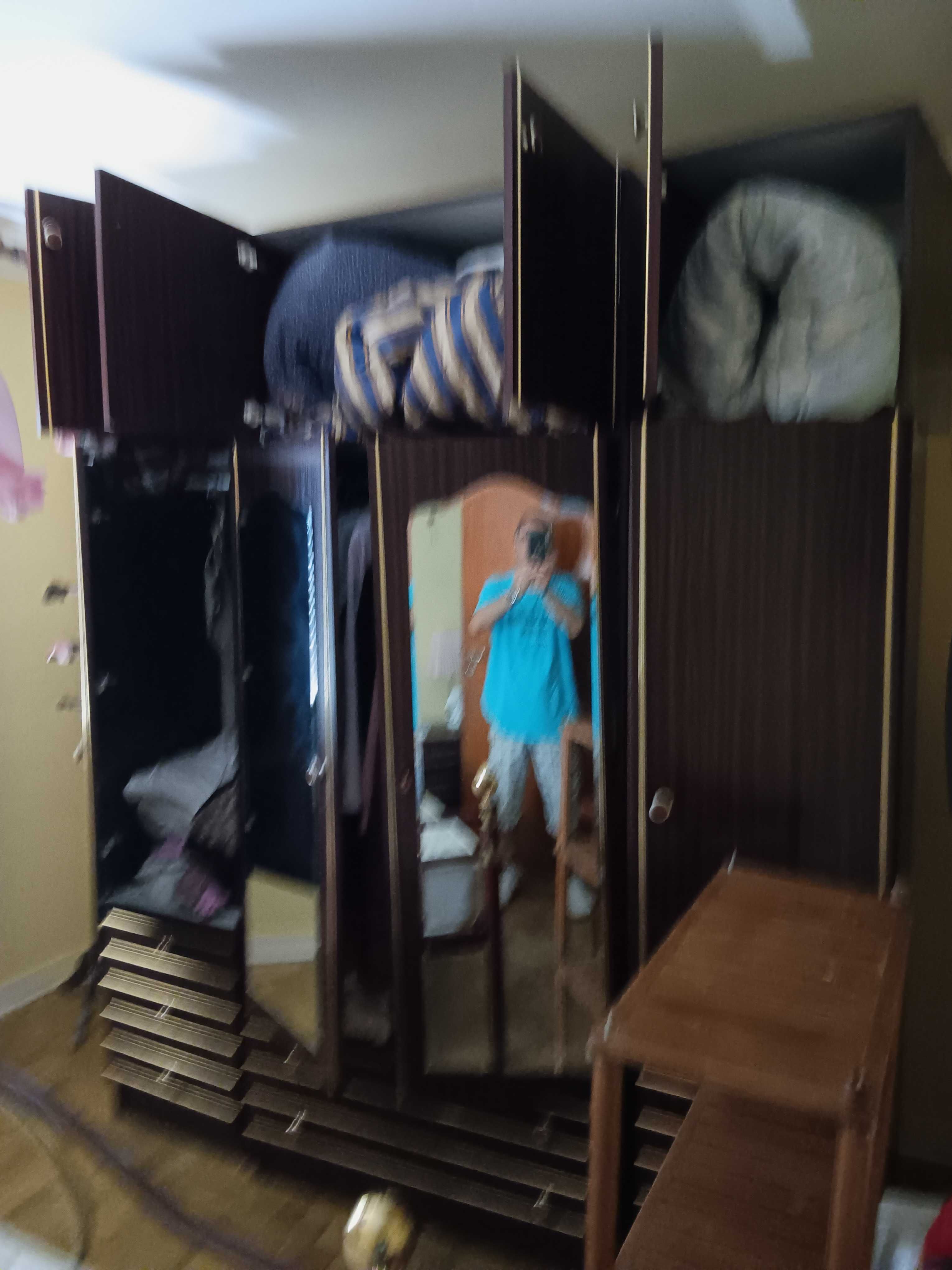 Mobília de quarto em bom estado que inclui cama e colchão