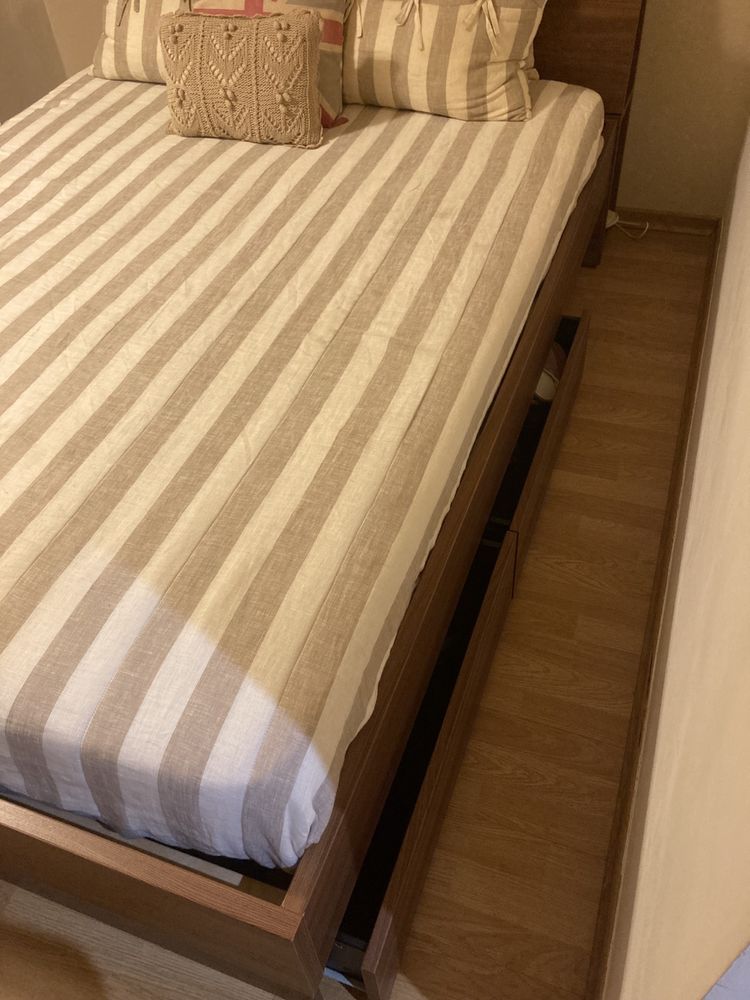 Cama Ikea com gavetas para arrumação