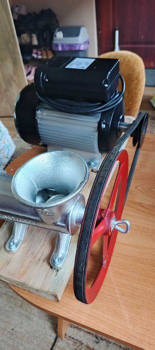 Maszynka do mięsa 22 z silnikiem+nadziewarka ok 4kg pozioma