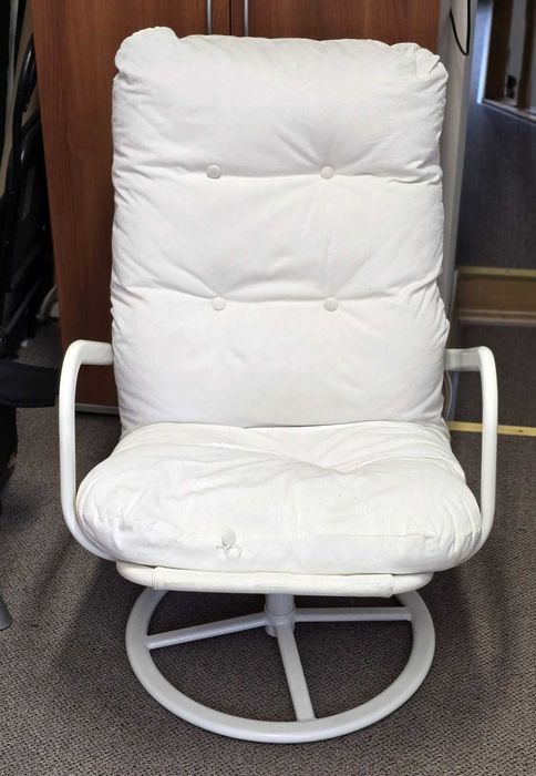 Wersalki i biały obrotowy fotel oddam za darmo