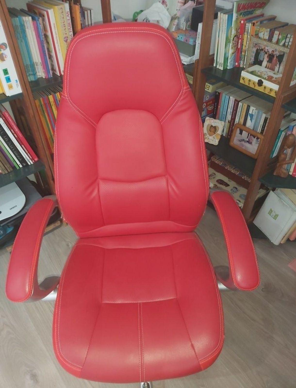 Mesa com tampo de vidro e conjunto de escritório