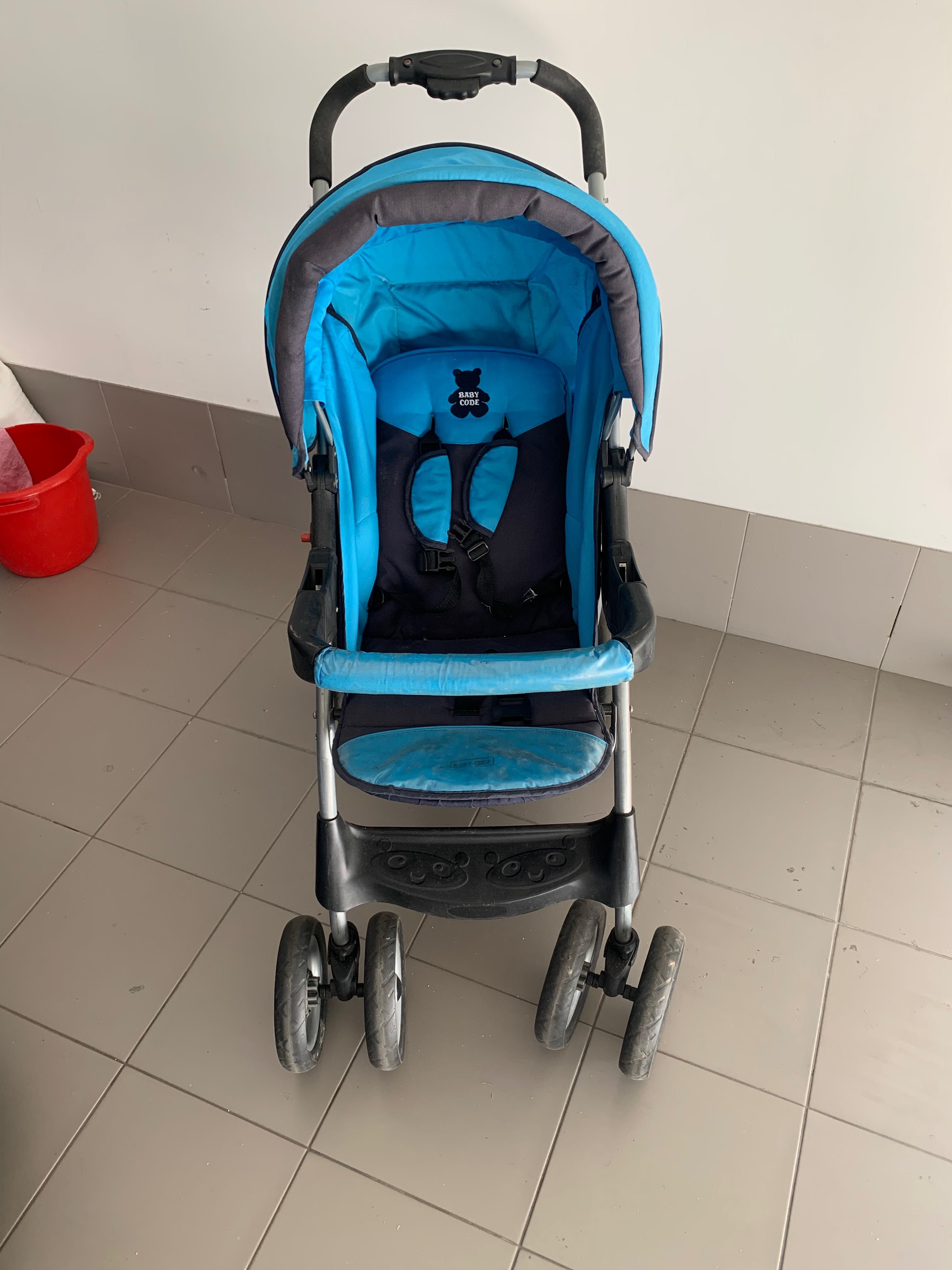 Carrinho de bebé com ovo usado