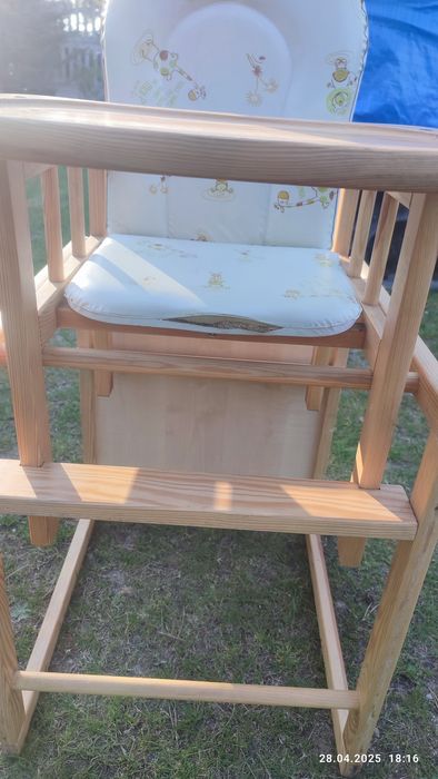 Krzesełko do karmienia drewniane