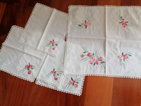 Conjunto de  5 naprons bordados a mão