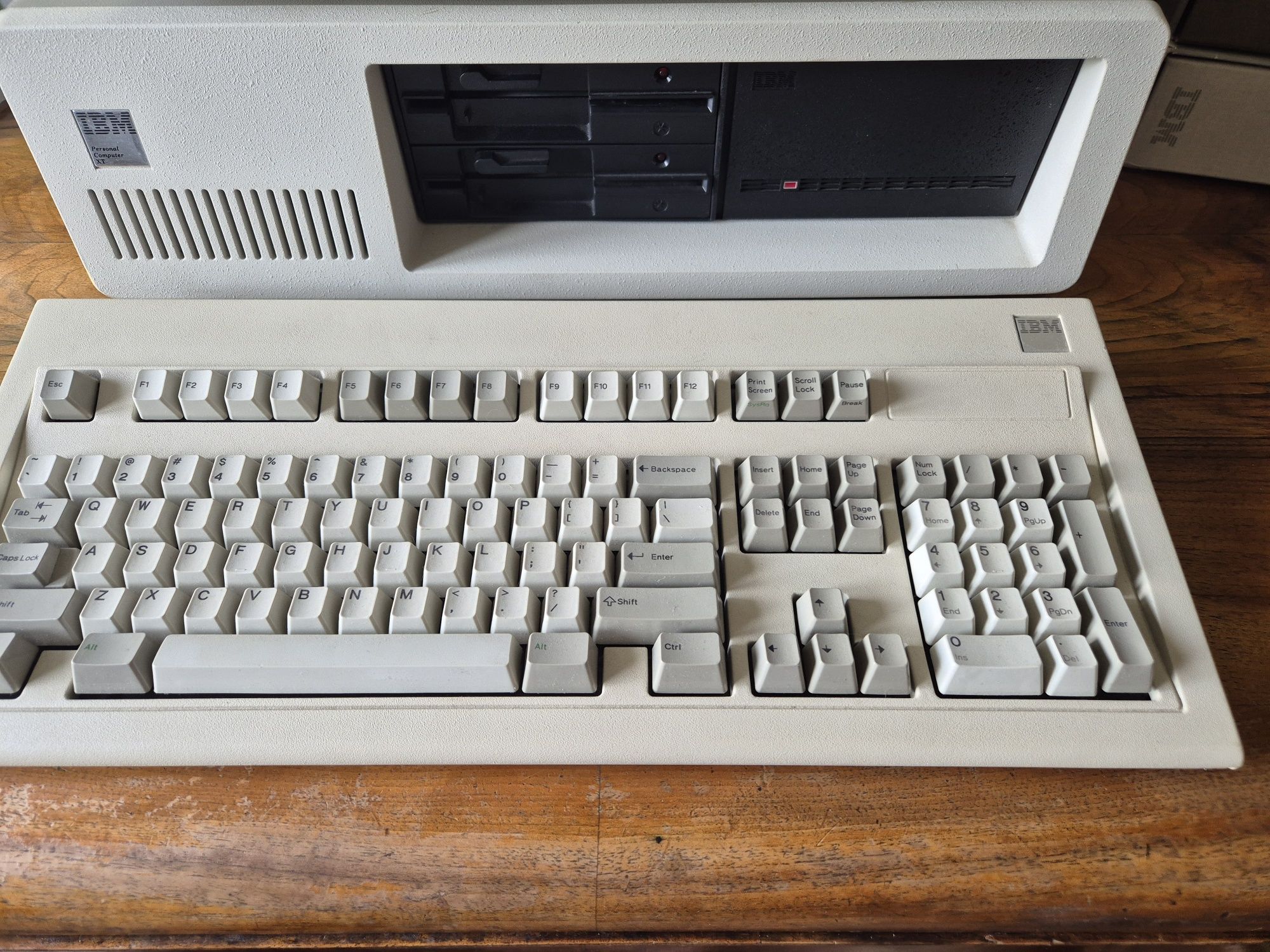 IBM XT 5160 z monitorem IBM 5153 (CGA) - czytaj!