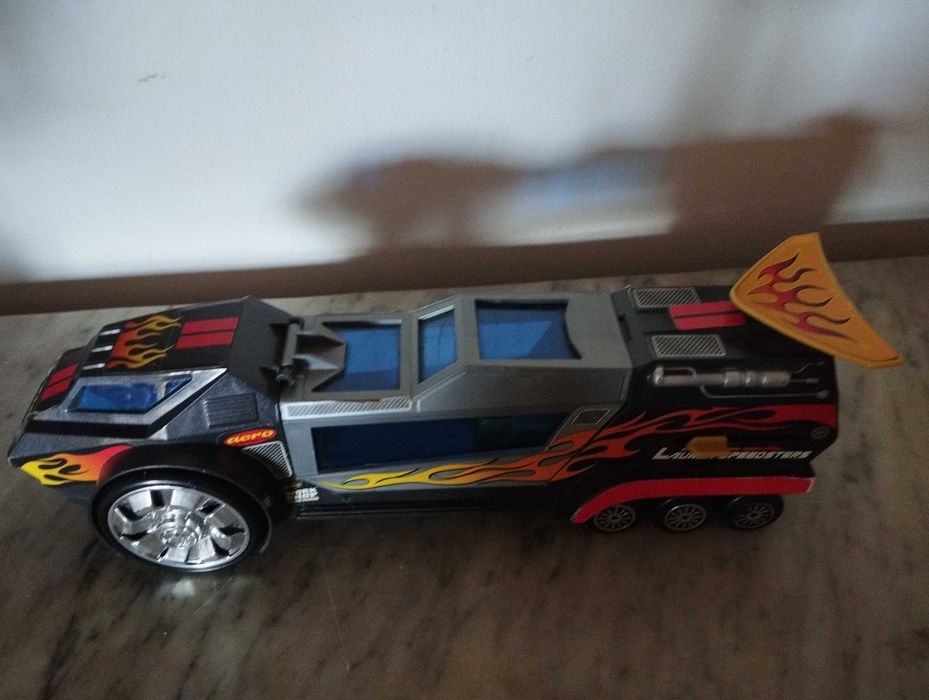 Carro com um  dispositivo de lançamento de carros.