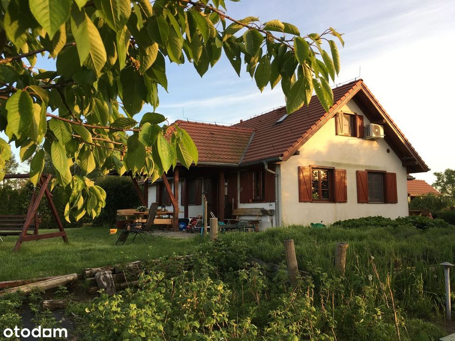 Wiejska posiadłość na krańcu wsi staw basen pompa ciepła fotowoltaika