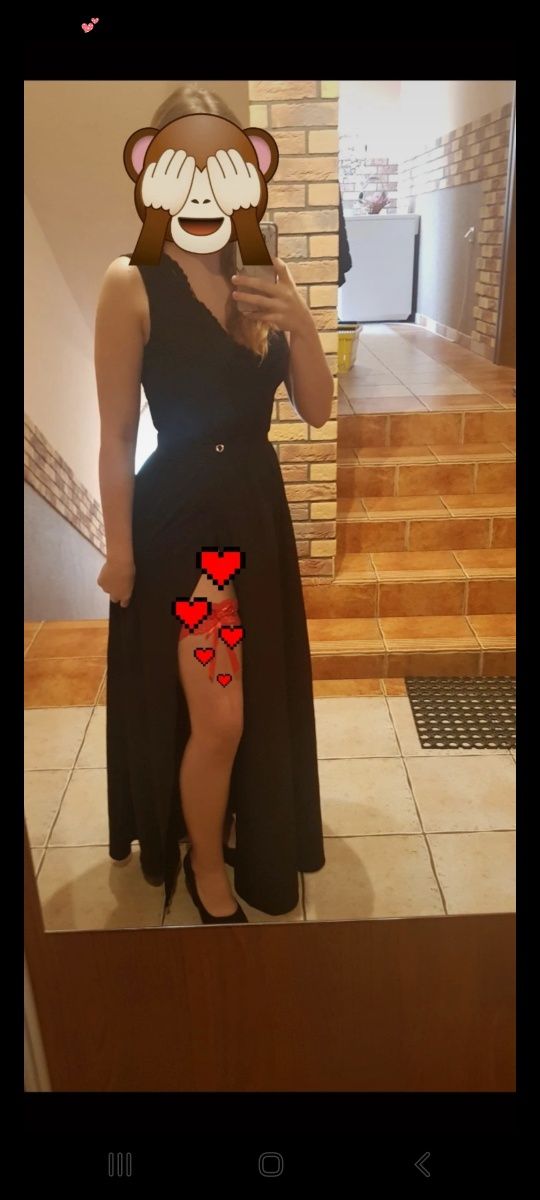 Czarna sukienka z rozporkiem na nogę
