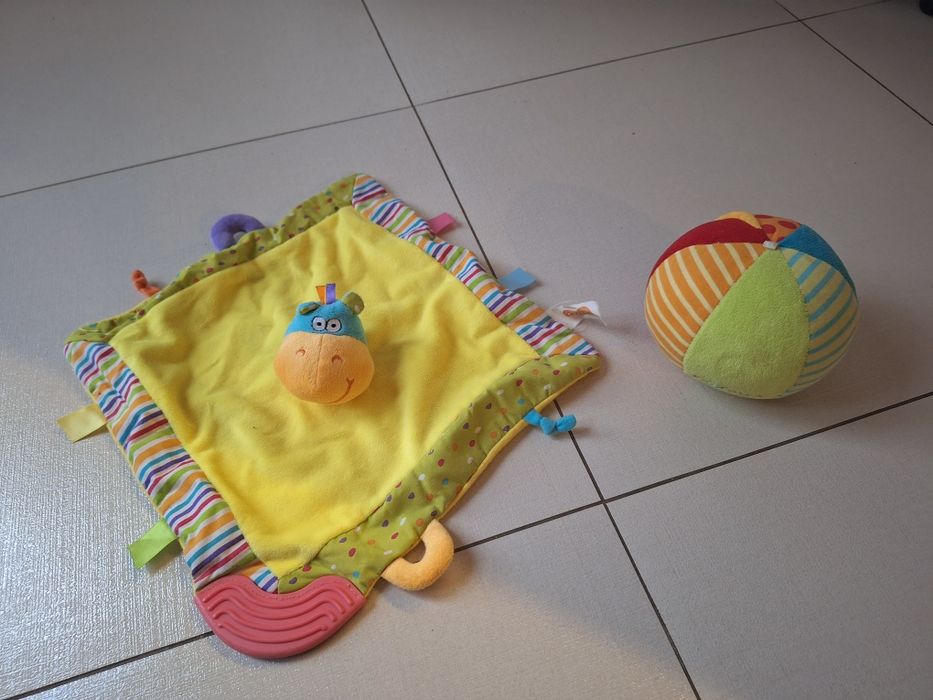 Zabawki niemowlęce, smiki,  kocyka sensoryczny plus piłeczka