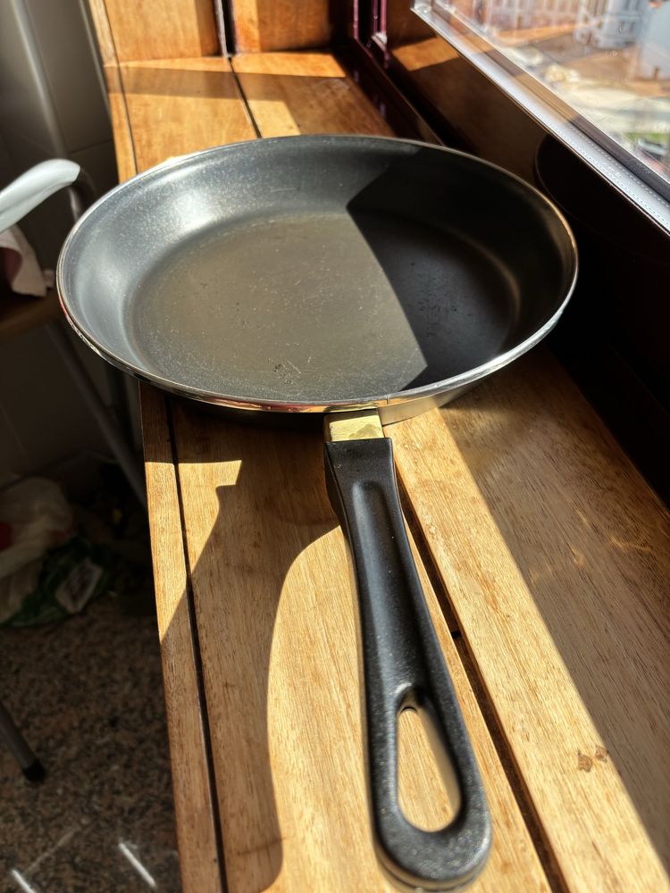 Frigideira preta 28cm