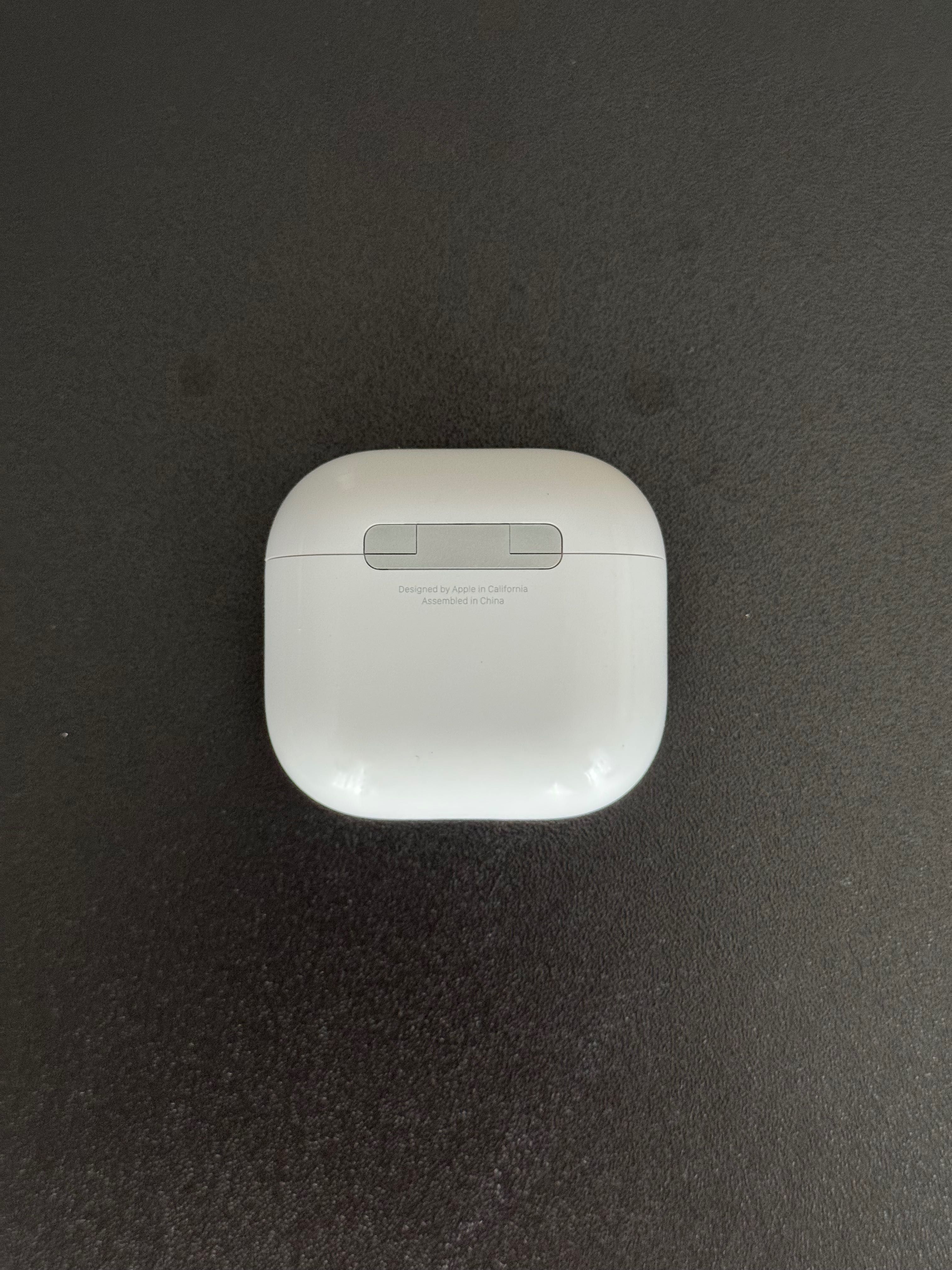 AirPods 4 – Etui ładujące (A3058) USB‑C – A3053 / A3050