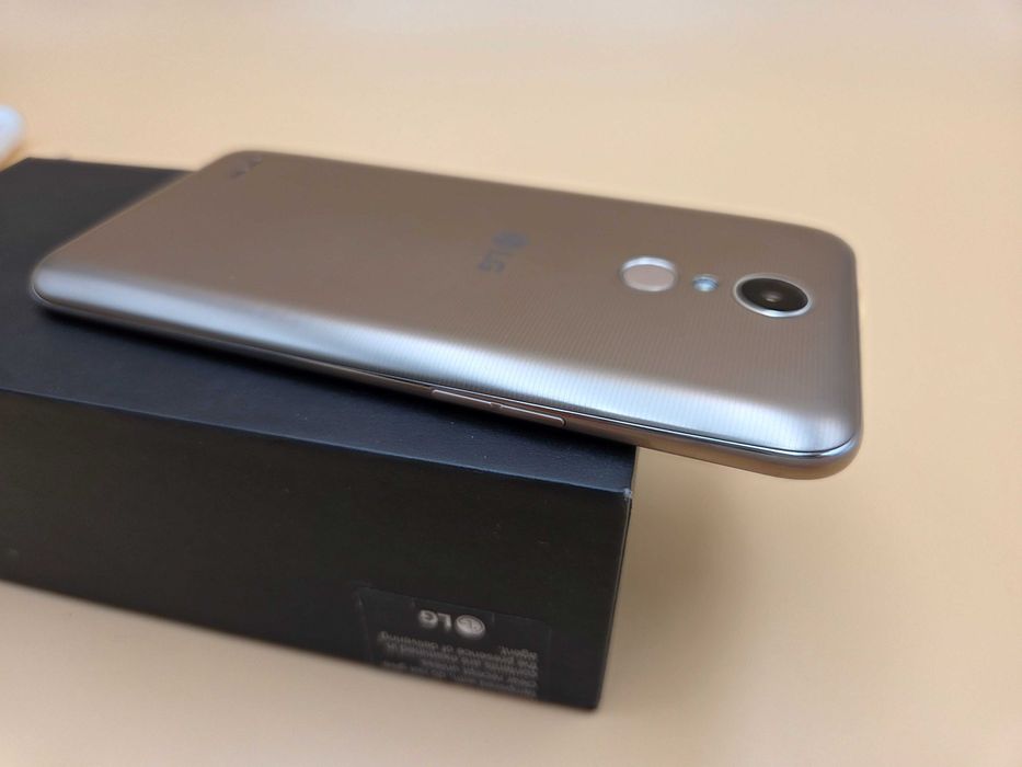 Smartfon LG K10 w kolorze złotym - jak nowy
