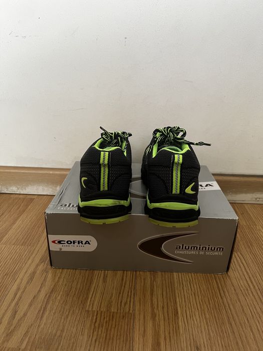 Sapatos de segurança no trabalho da Cofra