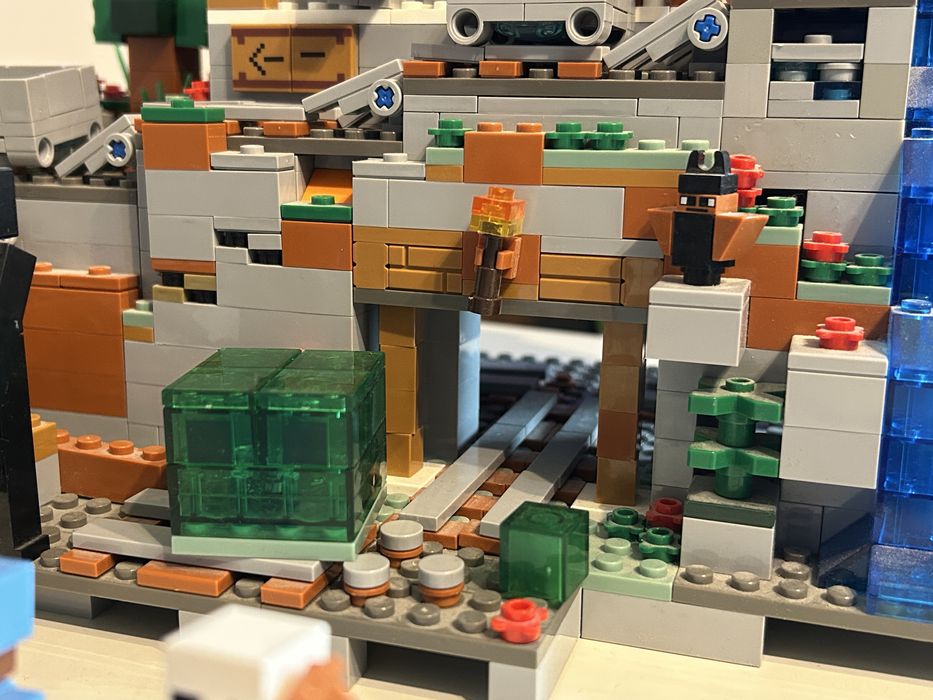 Lego Minecraft 21137 oraz 21136