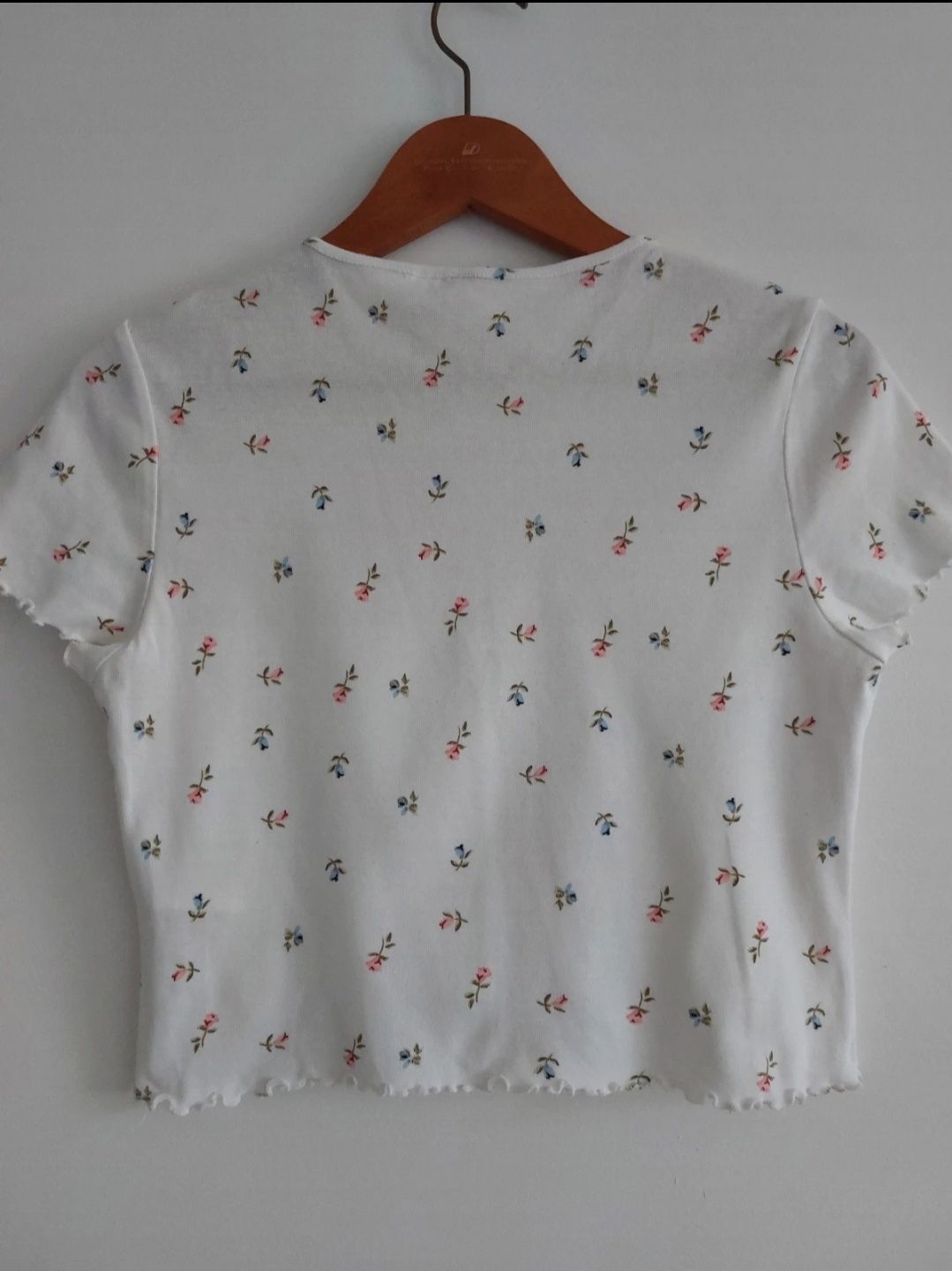 biały krótki t-shirt top w kwiatki h&m