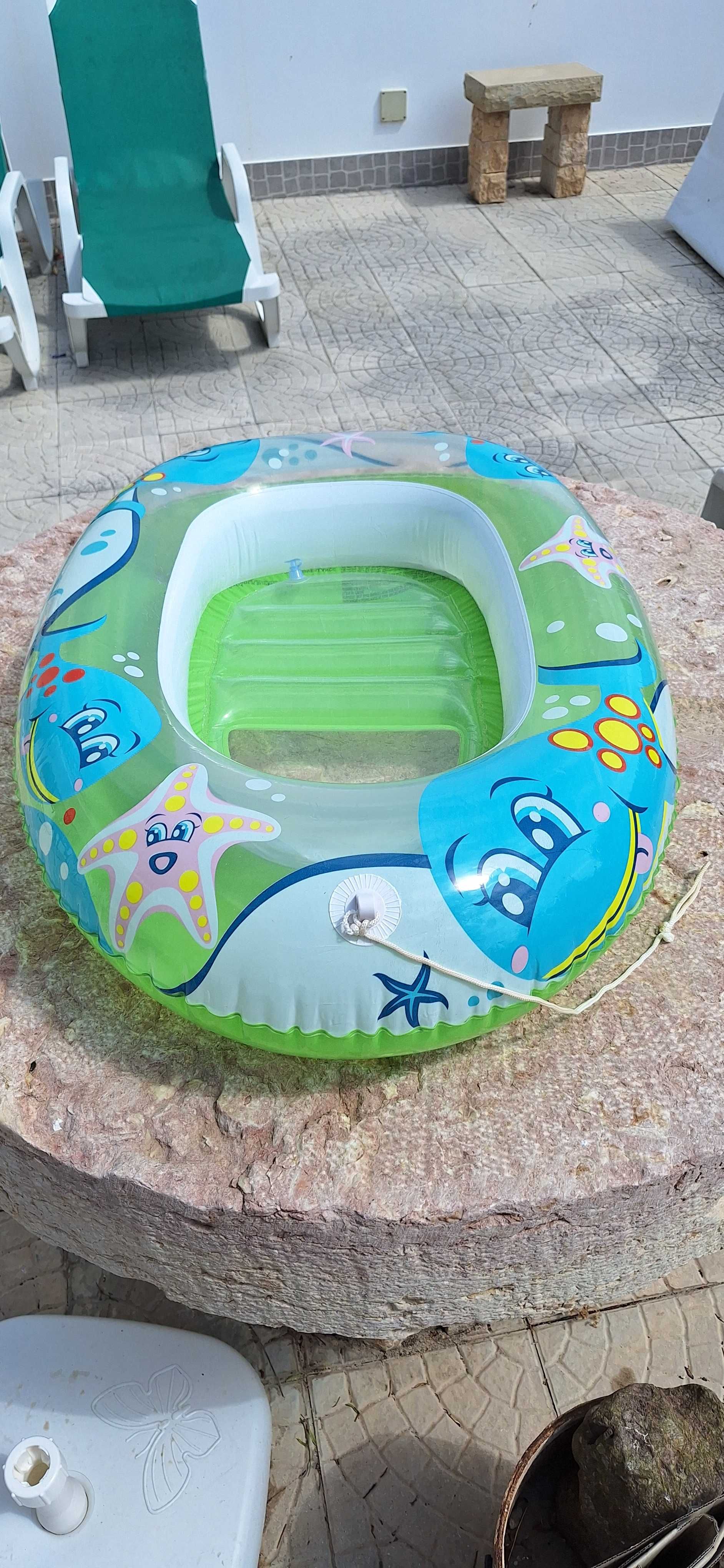 1 Bóia Cadeira + 1 Colete insuflável + 2 barcos insufláveis