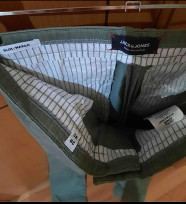 Calças de homem novas em sarja