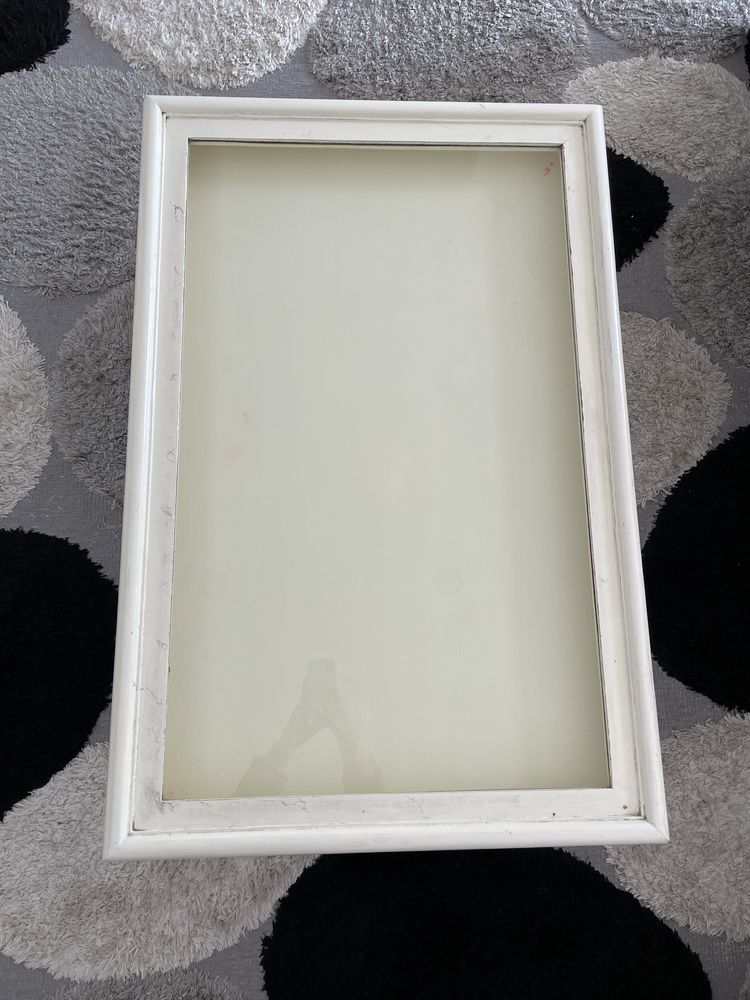 Mesa de centro bege com detalhes marmore