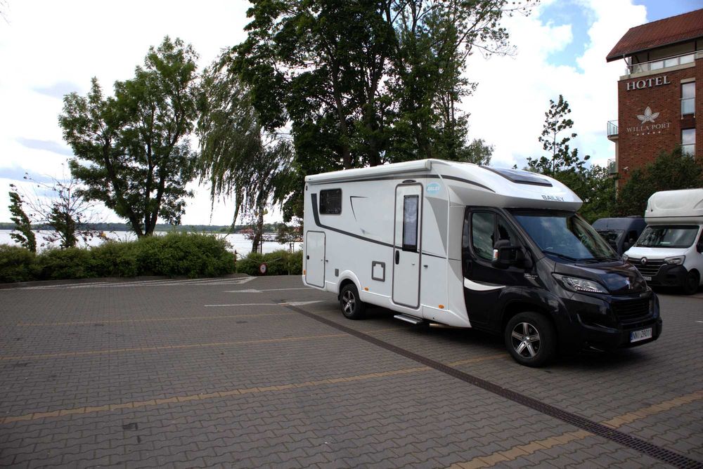 Wypożyczalnia / wynajem luksusowego kampera Bailey półintegra