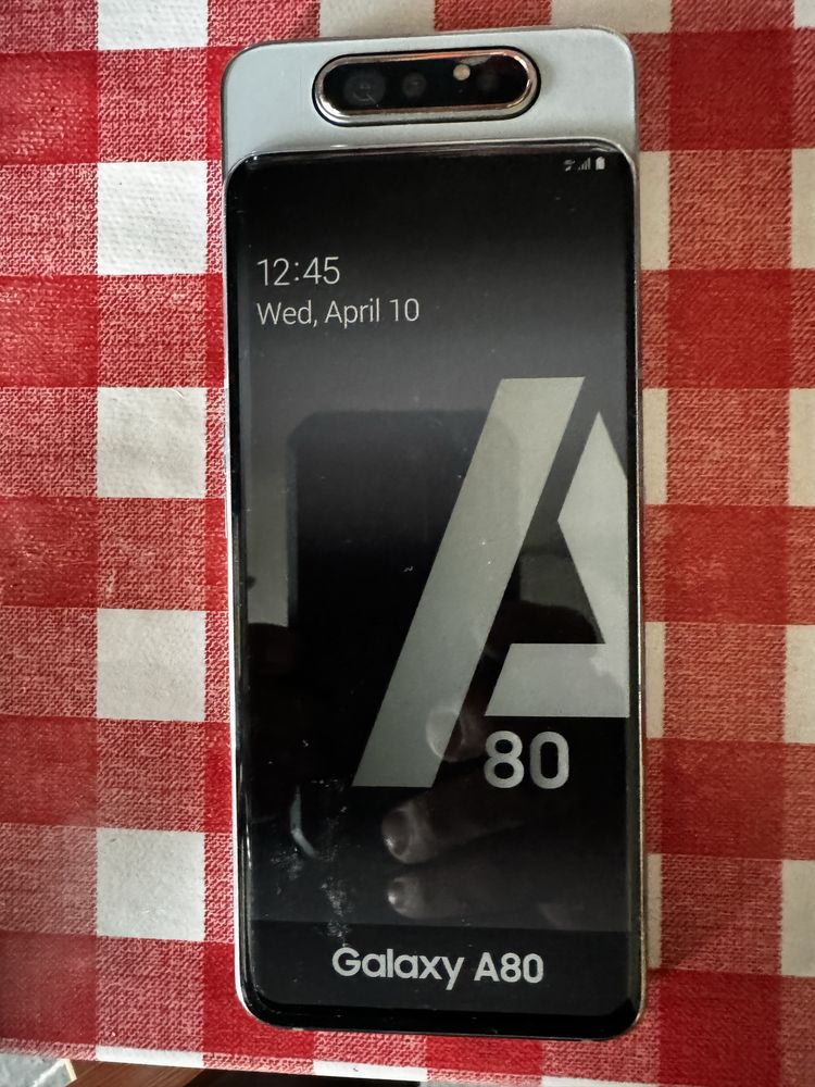 Atrapa Samsung A80 z rucomym aparatem