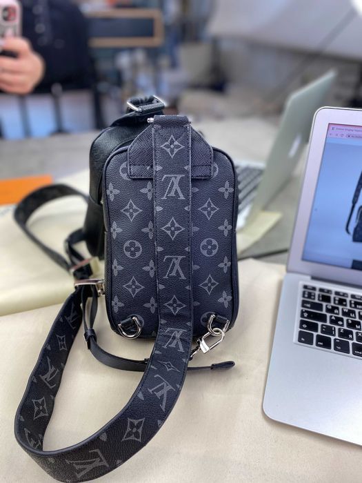 Слинг Louis Vuitton плечевая сумка LV черная бананка Луи Виттон c768