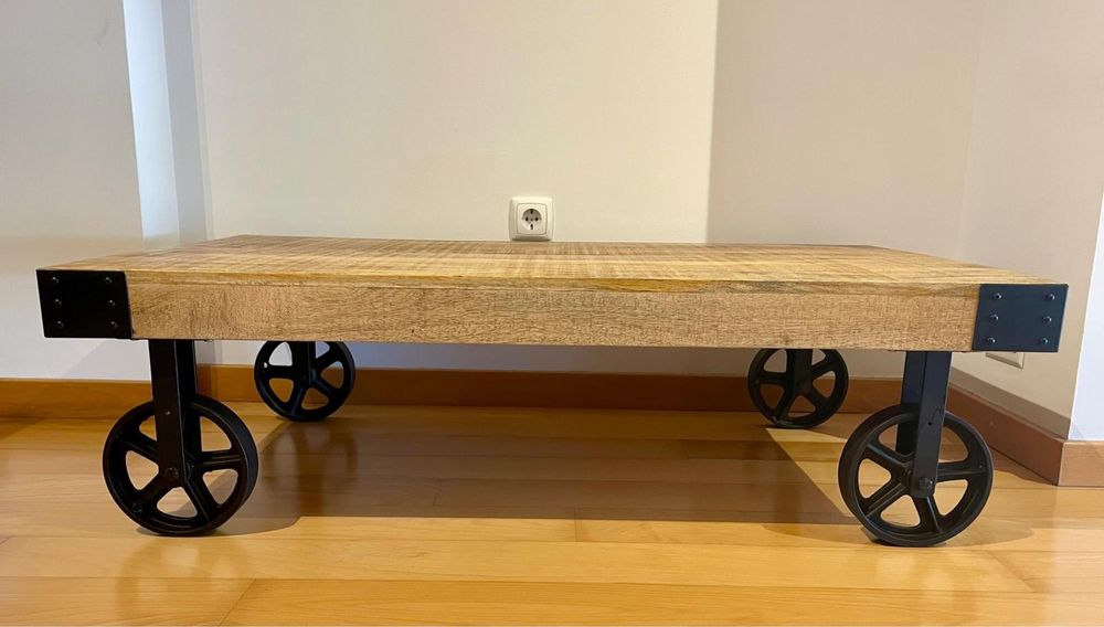 Mesa em madeira maçica