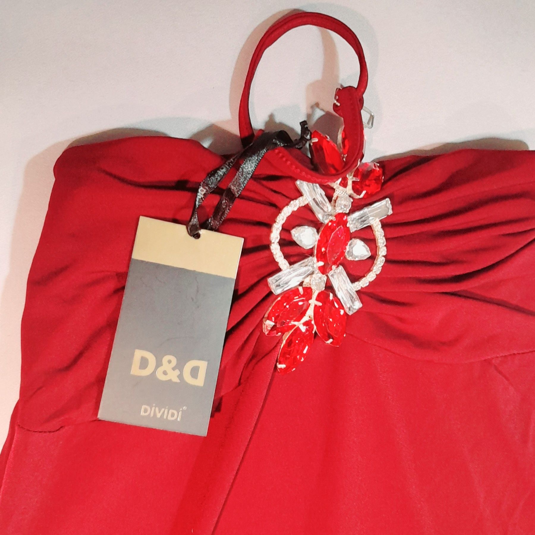 Sukienka czerwona bordowa kamienie naszyjnik D&D niebieska