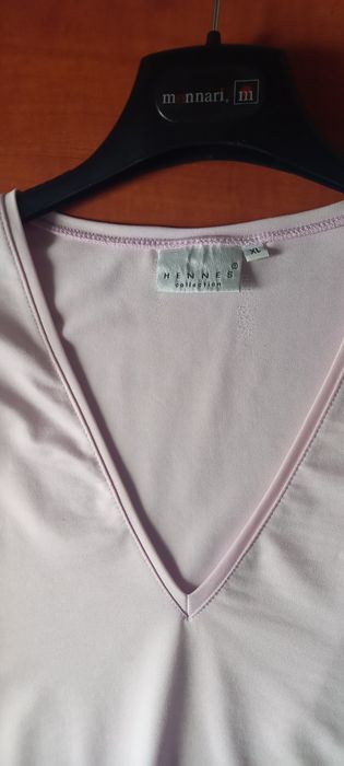bluzka w kolorze pudrowego różu z dekoltem w serek. Rozmiar XL