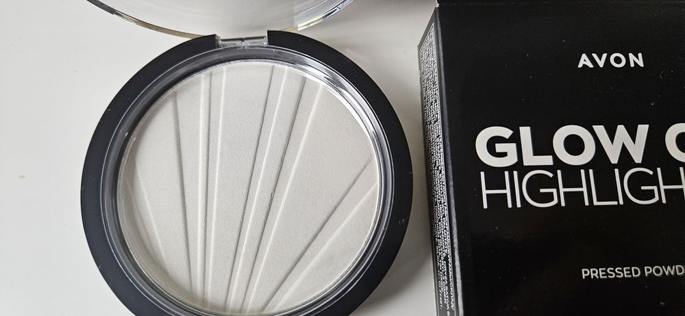 Nowy puder prasowany Głów On Highlighter Sheer Głów Avon