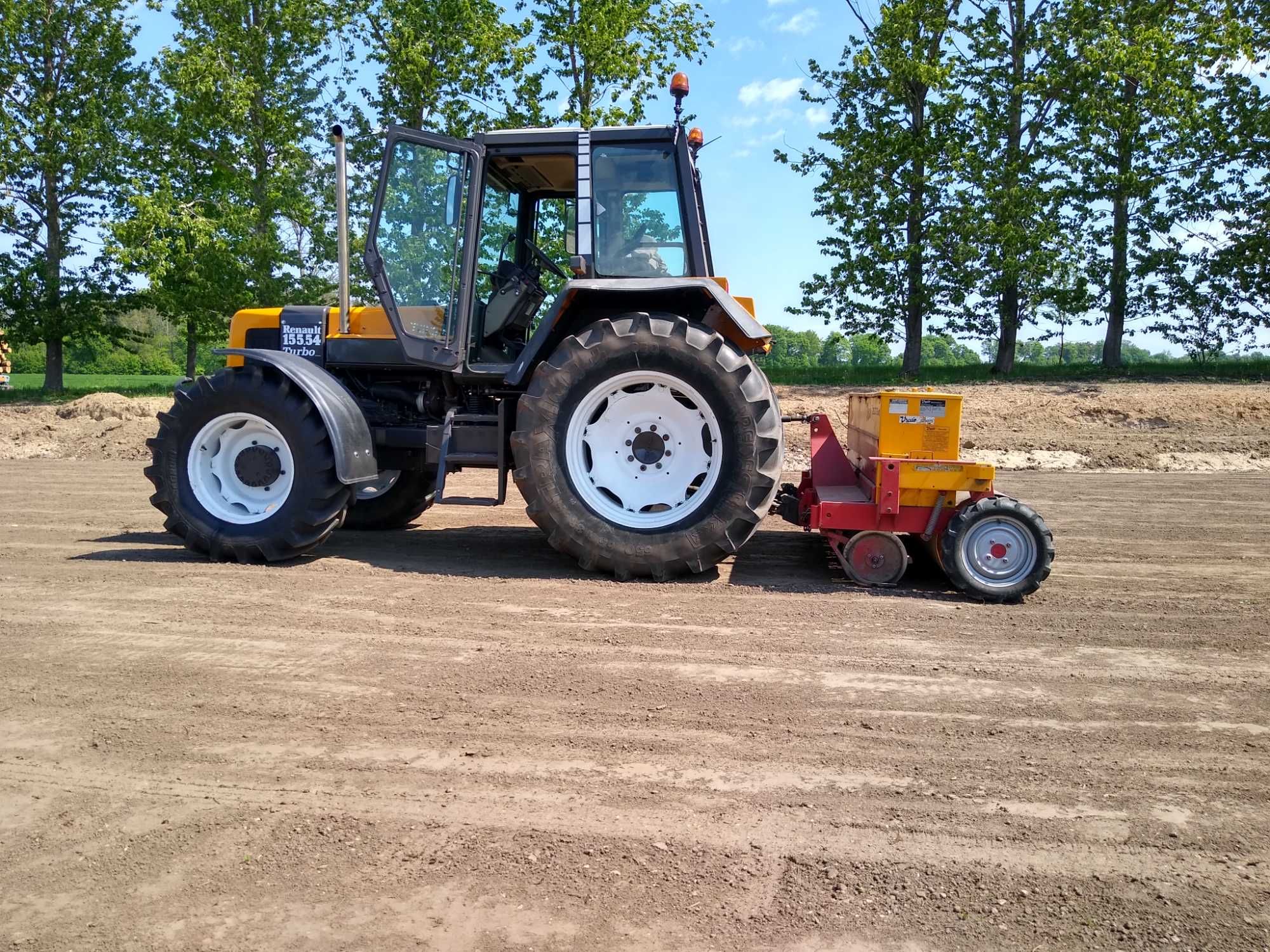 Podsiew traw użytków zielonych łąki i boisk piłkarskich siewnik Vredo