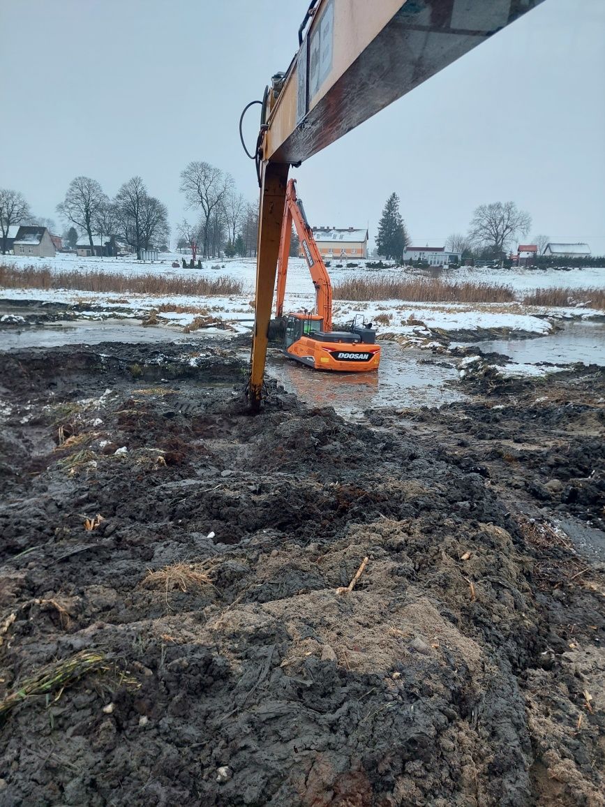 Kopanie stawów prace ziemne koparki Long